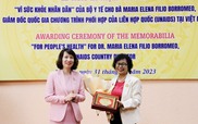 Trao Kỷ niệm chương 'Vì sức khỏe nhân dân' cho Giám đốc Quốc gia UNAIDS tại Việt Nam