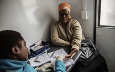 Nam Phi tiếp nhận viện trợ để ứng ph&#243; HIV/AIDS v&#224; bệnh lao