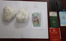 Bắt giữ đối tượng giấu gần 2 b&#225;nh heroin dưới nắp capo của &#244; t&#244;