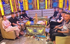 Đột k&#237;ch qu&#225;n karaoke, ph&#225;t hiện 12 người dương t&#237;nh với ma t&#250;y
