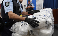 Australia thu giữ 900kg ma túy amphetamine giấu trong cuộn bìa cứng