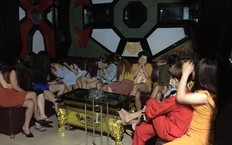 Bắt nh&#243;m người nước ngo&#224;i điều h&#224;nh nh&#224; h&#224;ng chứa mại d&#226;m ở TPHCM
