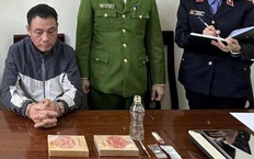 Bắt đối tượng mua ma túy từ nước ngoài, thu giữ 2 bánh heroin và vũ khí