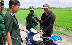 Bắt giữ nghi phạm giấu ma túy trong mũ bảo hiểm để vận chuyển qua biên giới