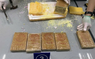 Tiếp tay vận chuyển 2kg ma túy sang Úc, hai bị cáo lĩnh án 44 năm tù