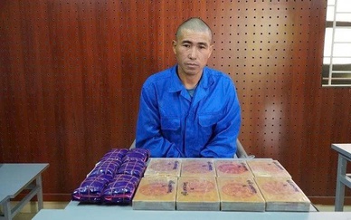 Bắt giữ đối tượng vận chuyển trái phép 8 bánh heroin và 12.000 viên hồng phiến