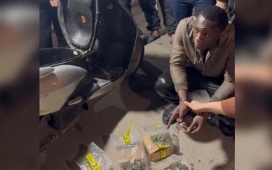 Triệt phá nhóm người nước ngoài mua bán cần sa tại Hà Nội