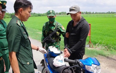 Bắt giữ nghi phạm giấu ma túy trong mũ bảo hiểm để vận chuyển qua biên giới