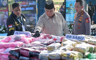 Indonesia thu giữ 2,6 tấn ma túy đá dạng lỏng trên tàu, bắt 10 người Myanmar