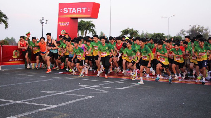 Hơn 1.000 người tham gia chạy giải Marathon truyền thông điệp phòng, chống ma túy