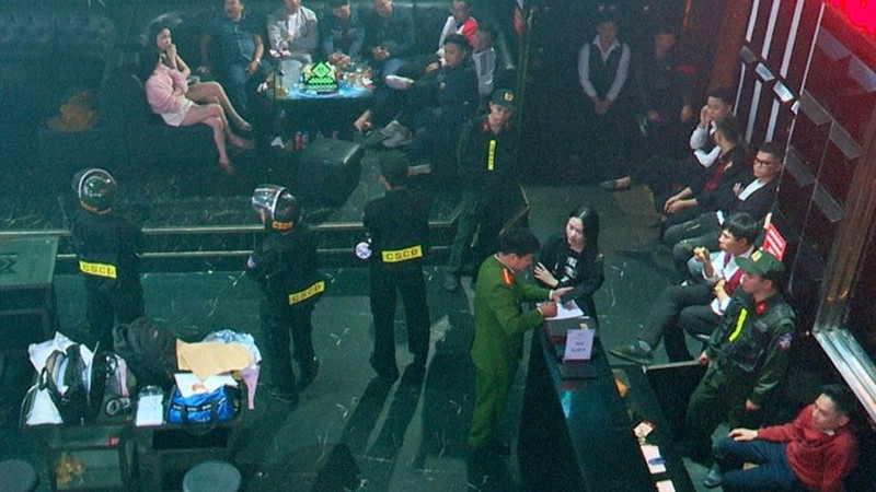 Hàng trăm cảnh sát đồng loạt đột kích 2 quán bar lớn ở Ninh Bình