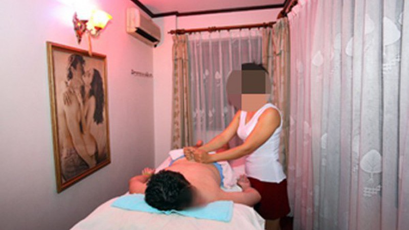 Lật tẩy điểm mại dâm đội lốt massage 'trọn gói' ở Hà Nội