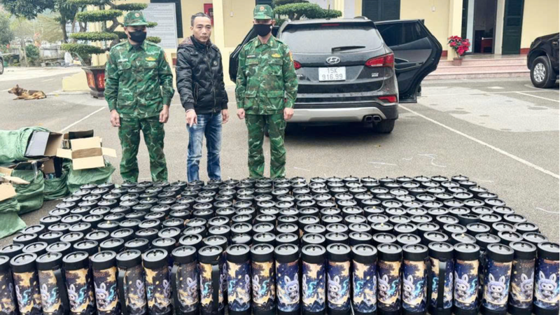Liên tiếp triệt phá các vụ vận chuyển trái phép, thu giữ hàng trăm bình ‘khí cười’