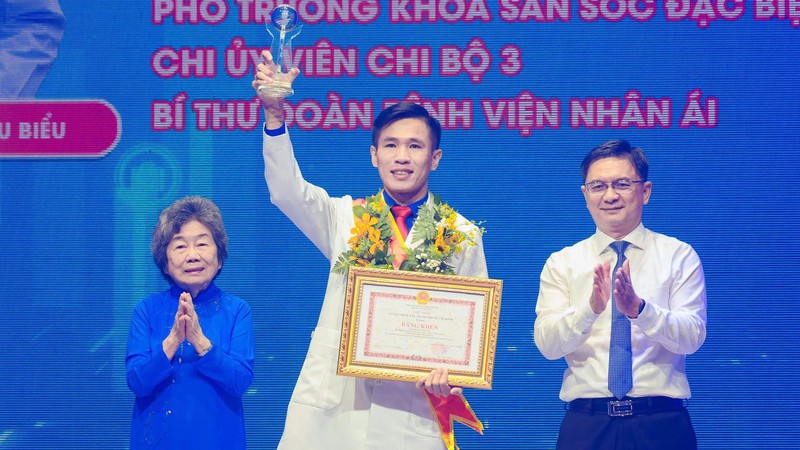 Hành trình cống hiến giữ sự sống cho bệnh nhân HIV giai đoạn cuối của vị bác sĩ trẻ