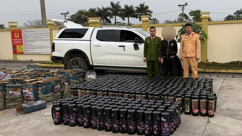 Phát hiện, bắt giữ xe bán tải chở 390 bình 'khí cười' tại Quảng Ninh