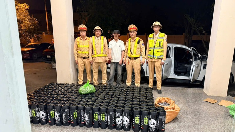 Quảng Ninh: Bắt giữ xe bán tải vận chuyển 200 bình khí cười trong đêm