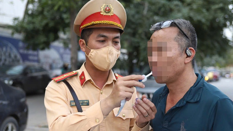 Hà Nội tăng cường kiểm tra nồng độ cồn, ma túy đối với lái xe đưa đón học sinh