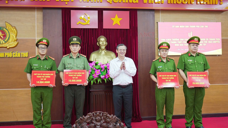 Khen thưởng các tập thể, cá nhân phá chuyên án ma túy xuyên quốc gia