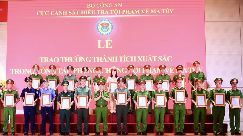Trao thưởng cho 26 tập thể có thành tích xuất sắc trong công tác phòng, chống tội phạm ma túy