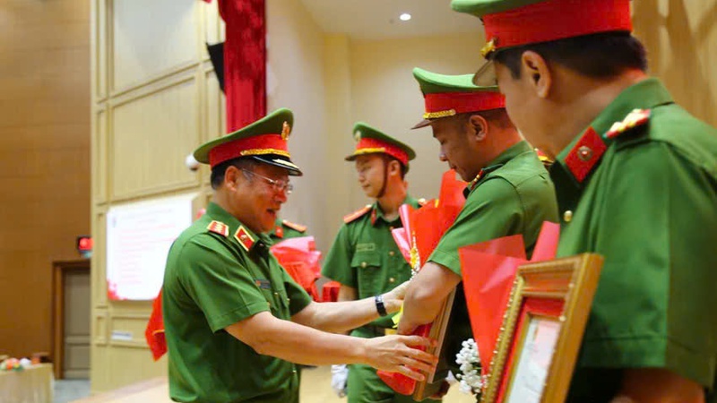 Khen thưởng lực lượng triệt phá đường dây ma túy xuyên quốc gia, bắt 403 đối tượng