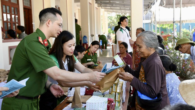Khám bệnh, cấp thuốc miễn phí và lan tỏa thông điệp không ma túy tại Quảng Trị